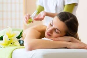 Beitrag LomoLomi 18344910 - beautiful woman having a wellness back massage and feeling visibly good about it